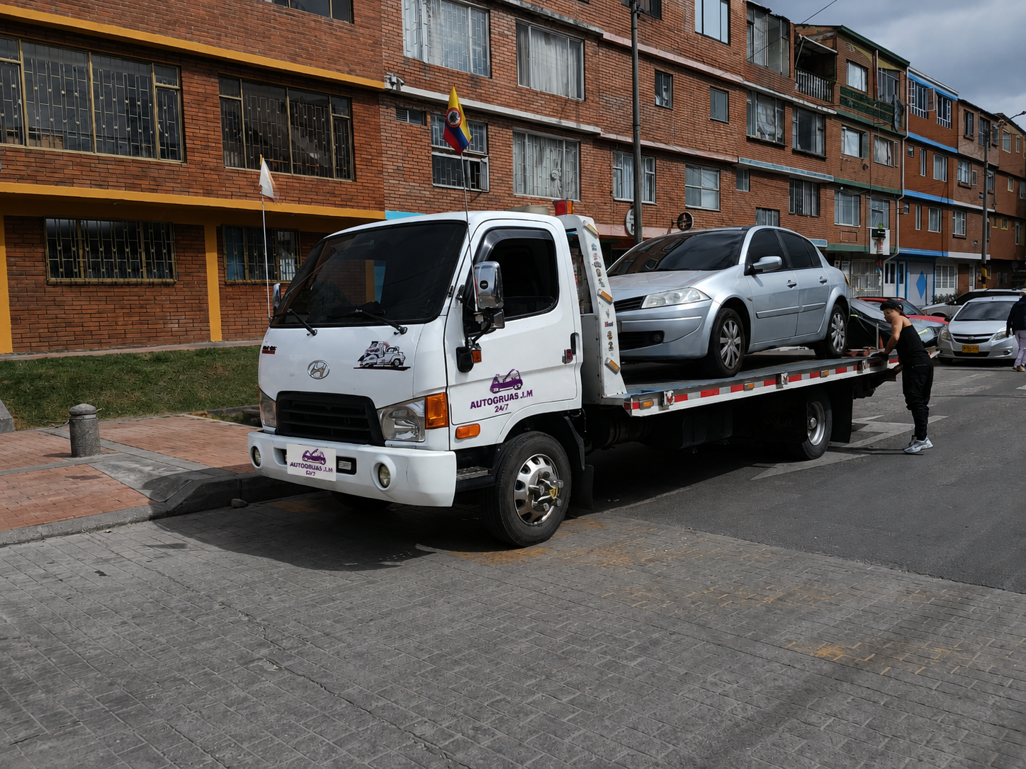 Transporte de vehículo liviano en plataforma de cama baja
