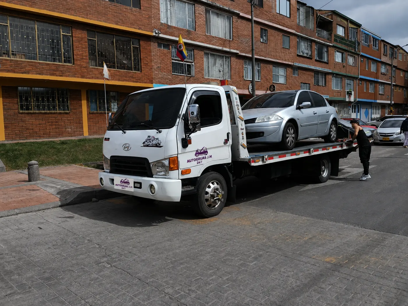Transporte de vehículo liviano en plataforma de cama baja